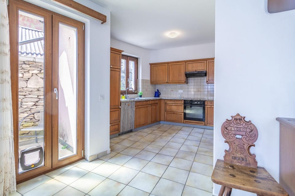 Kitchen or kitchenette, dishwasher, stove