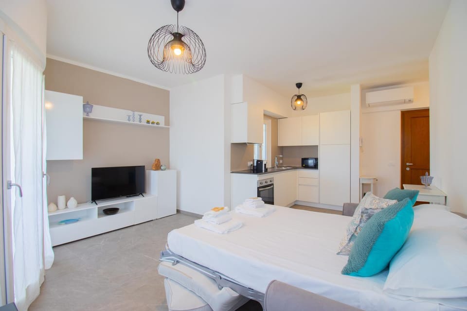 Bed, TV and multimedia, Living room, Photo of the whole room, Seating area, oven