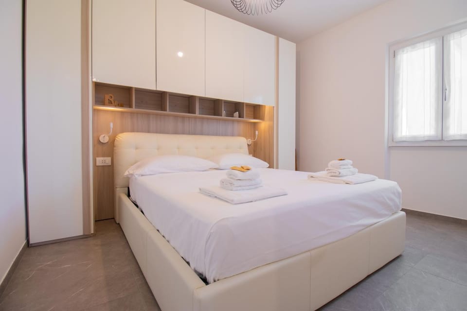 Bed, Photo of the whole room, Bedroom, towels, wardrobe