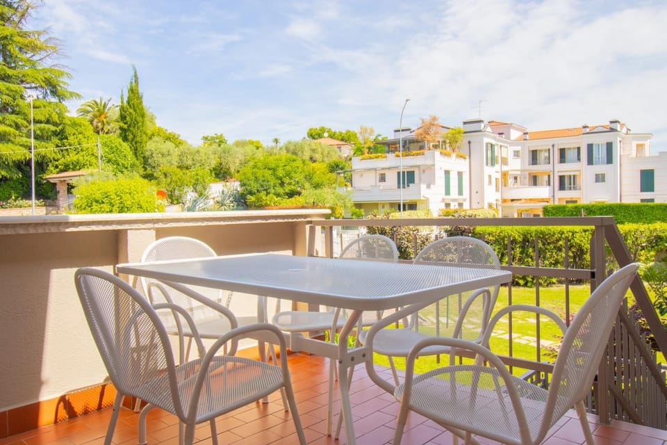 Day, Balcony/Terrace, Dining area, Garden view