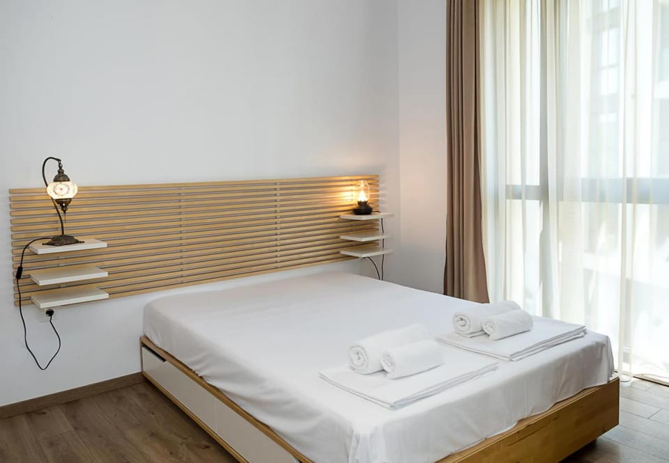 Bed, Bedroom, towels