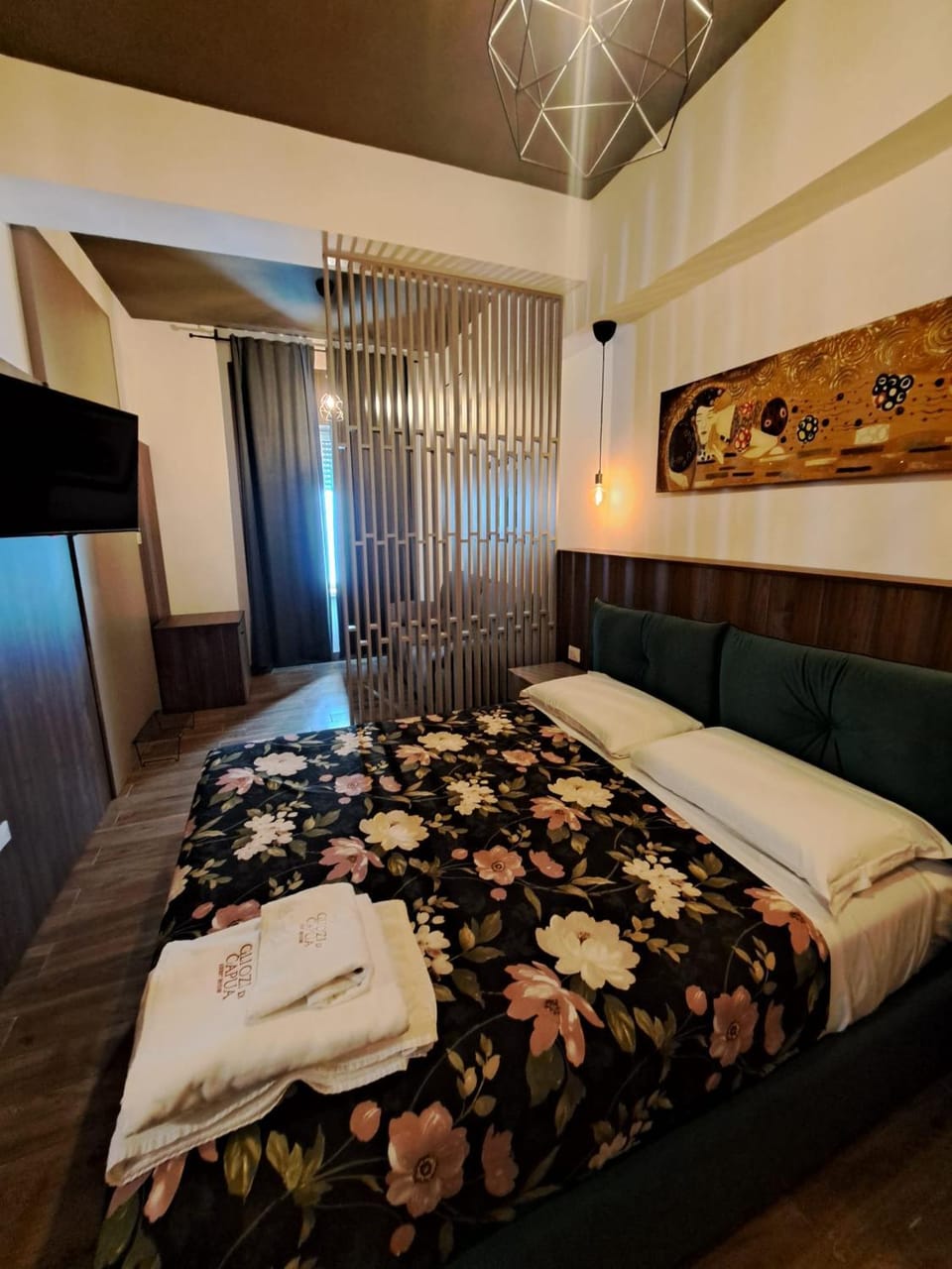 Nearby landmark, Bed, Tennis court, Bedroom, Entertainment, group of guests, Family, internet, internet, shuttle, wardrobe