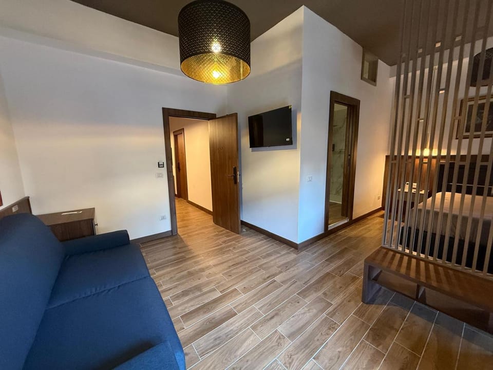 TV and multimedia, Living room, Seating area, Breakfast