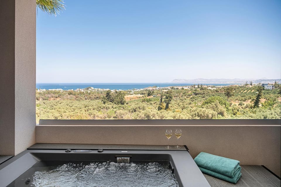 Day, Natural landscape, Hot Tub, Hot Tub, View (from property/room), Balcony/Terrace, Sea view