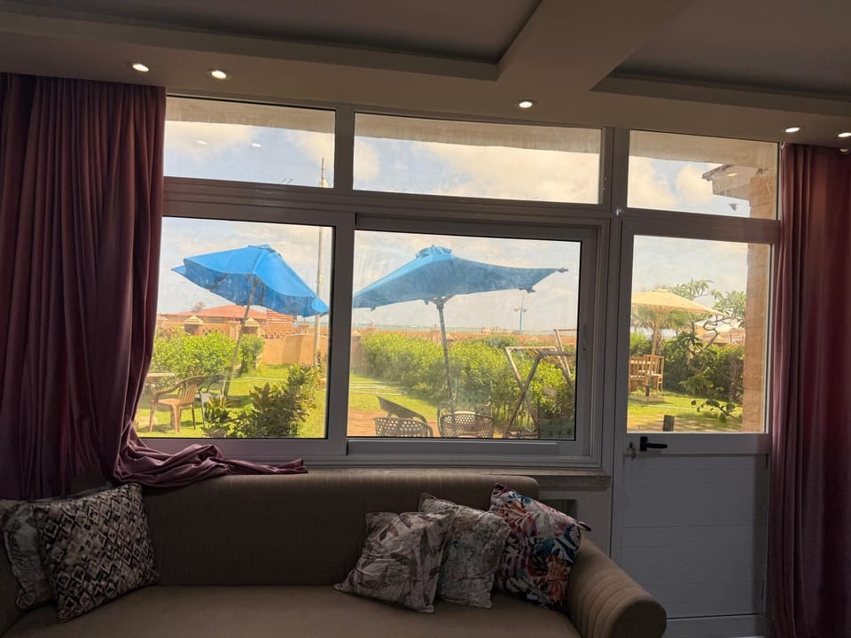 شاليه ثلاث غرف ارضي بحديقة علي بحر مباشر في معمورة الشاطئ الإسكندرية Apartment in Alexandria