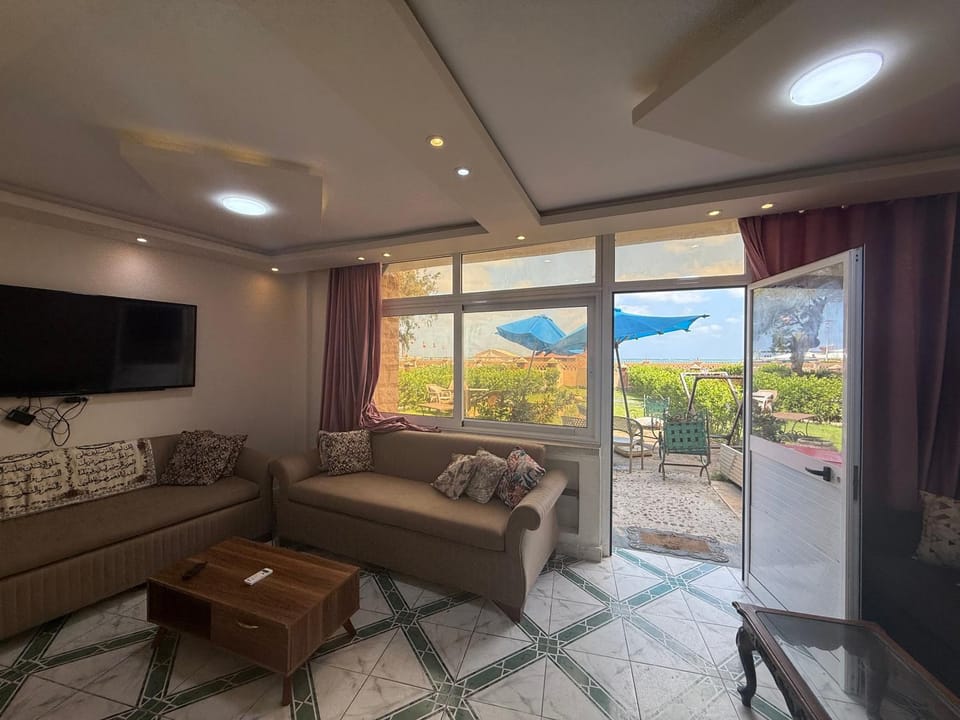 شاليه ثلاث غرف ارضي بحديقة علي بحر مباشر في معمورة الشاطئ الإسكندرية Apartment in Alexandria