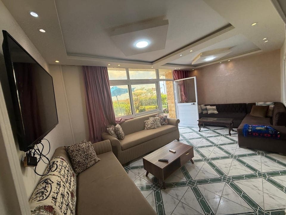 شاليه ثلاث غرف ارضي بحديقة علي بحر مباشر في معمورة الشاطئ الإسكندرية Apartment in Alexandria