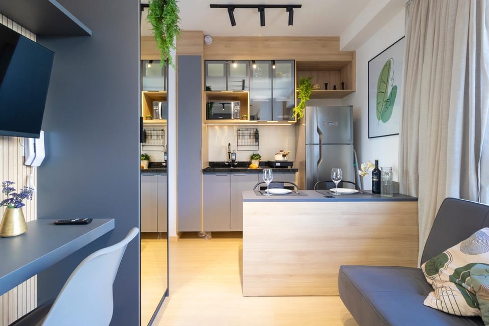 TV and multimedia, Kitchen or kitchenette, Living room, Seating area, Dining area, stove