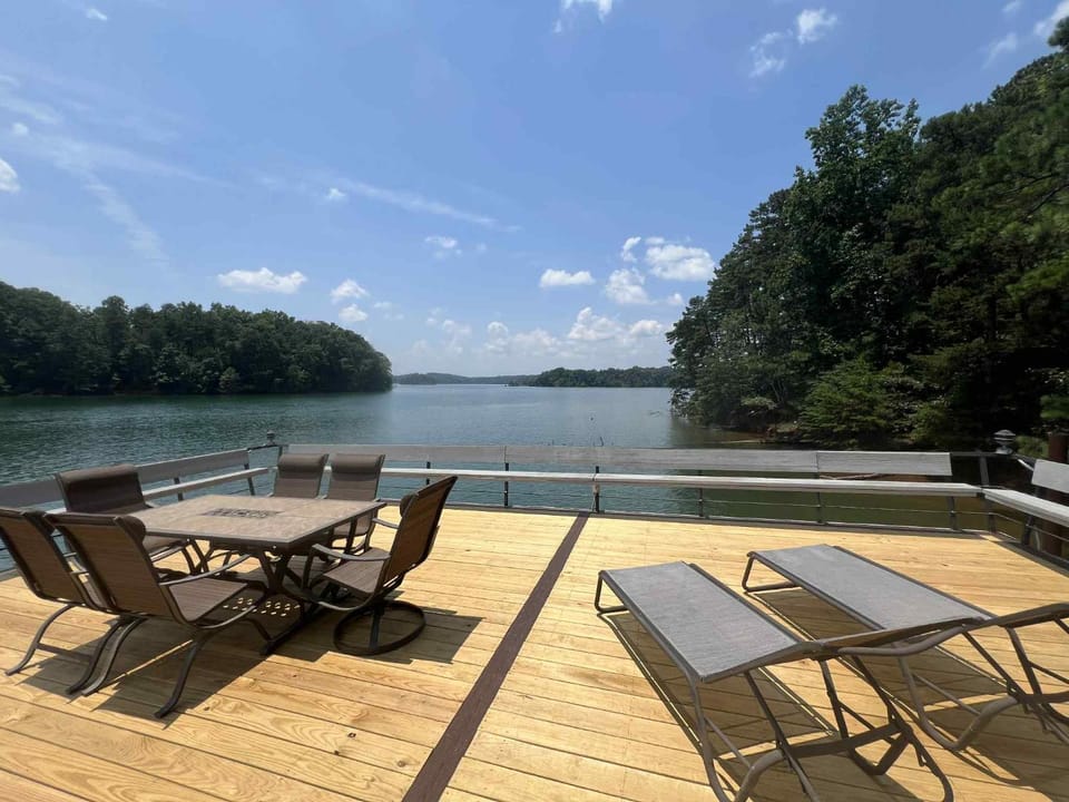 Lake Lanier Lakefront, 7B 6BA 11 beds, private pool, dock, and sand volleyball court 9200 sqft House in Lake Lanier