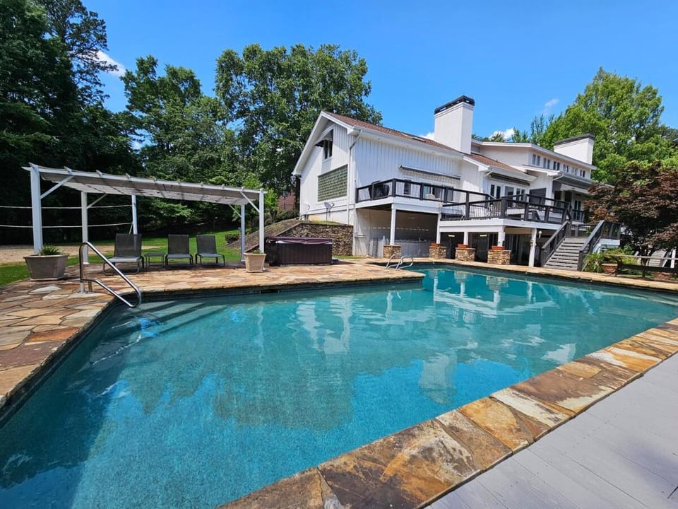 Lake Lanier Lakefront, 7B 6BA 11 beds, private pool, dock, and sand volleyball court 9200 sqft House in Lake Lanier