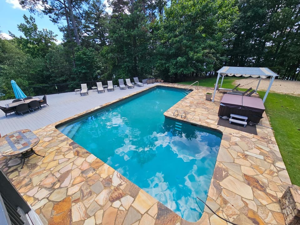 Lake Lanier Lakefront, 7B 6BA 11 beds, private pool, dock, and sand volleyball court 9200 sqft House in Lake Lanier