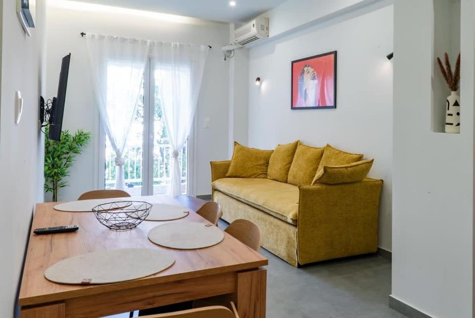 Modern Athenian Escape Walk to Metro & Acropolis Apartment in Athens