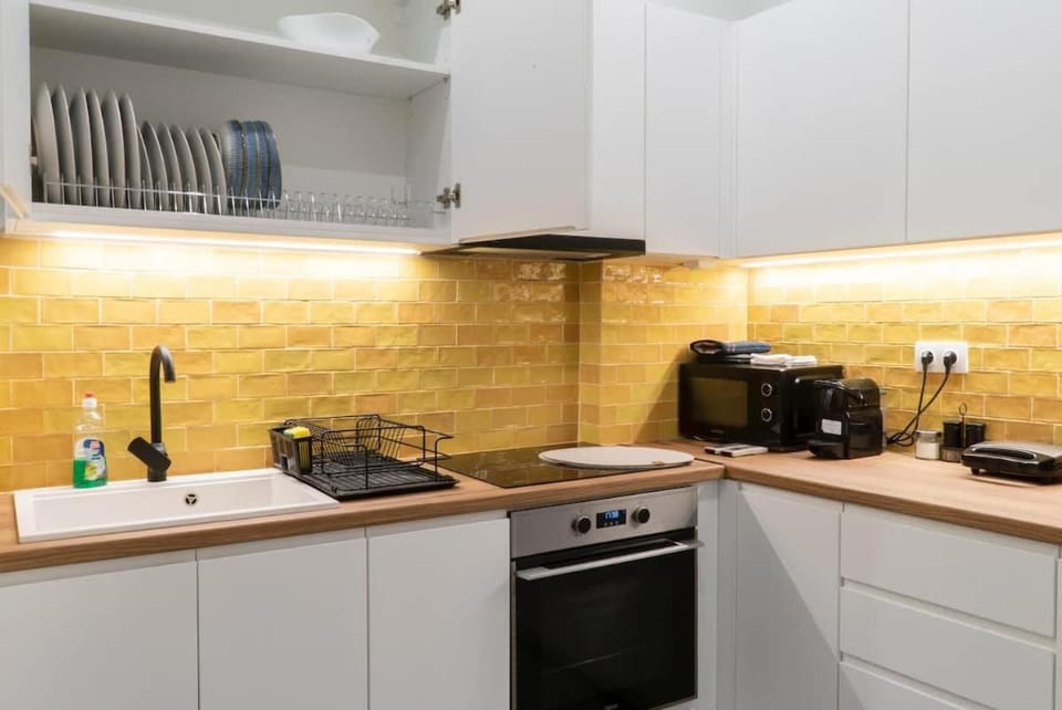 Modern Athenian Escape Walk to Metro & Acropolis Apartment in Athens