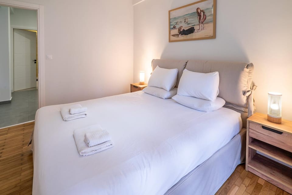 Modern Athenian Escape Walk to Metro & Acropolis Apartment in Athens