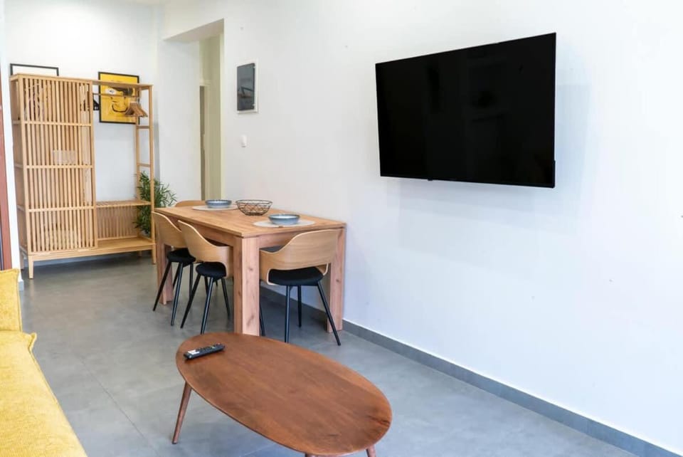 Modern Athenian Escape Walk to Metro & Acropolis Apartment in Athens