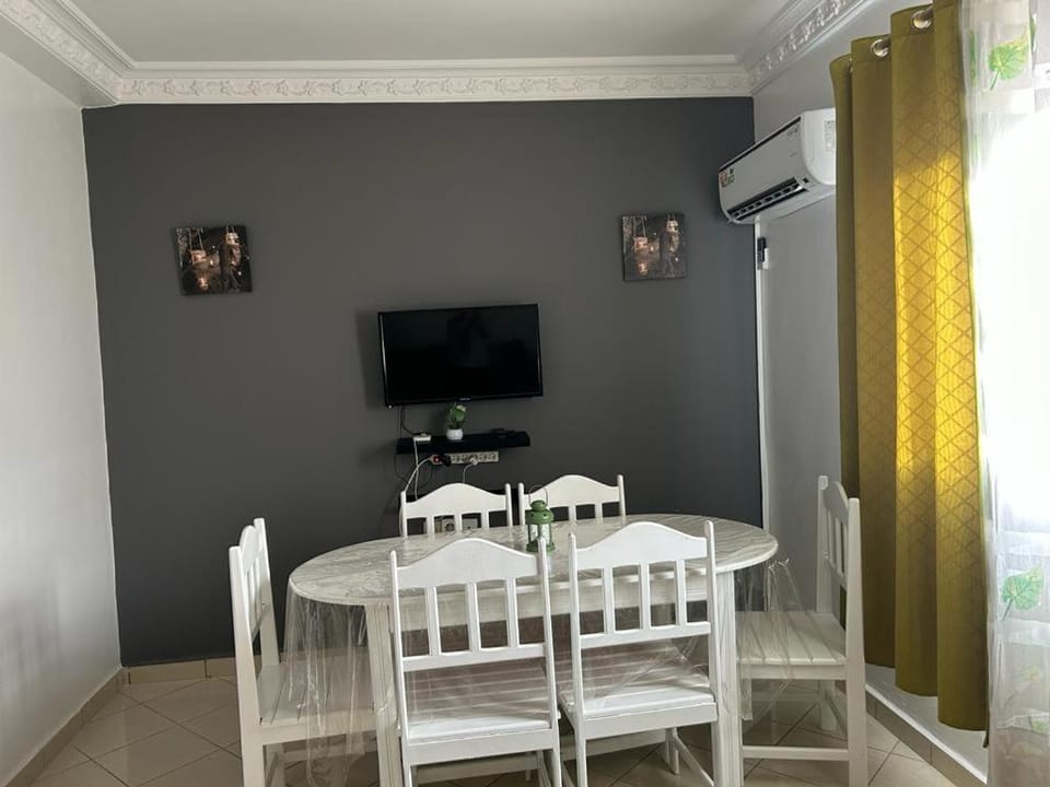 Communal lounge/ TV room, TV and multimedia, Dining area, air conditioner