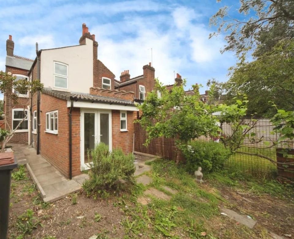 Modern 4-bedroom house, Luton Apartment in Luton