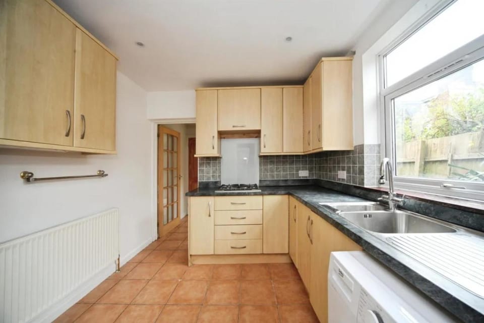 Modern 4-bedroom house, Luton Apartment in Luton
