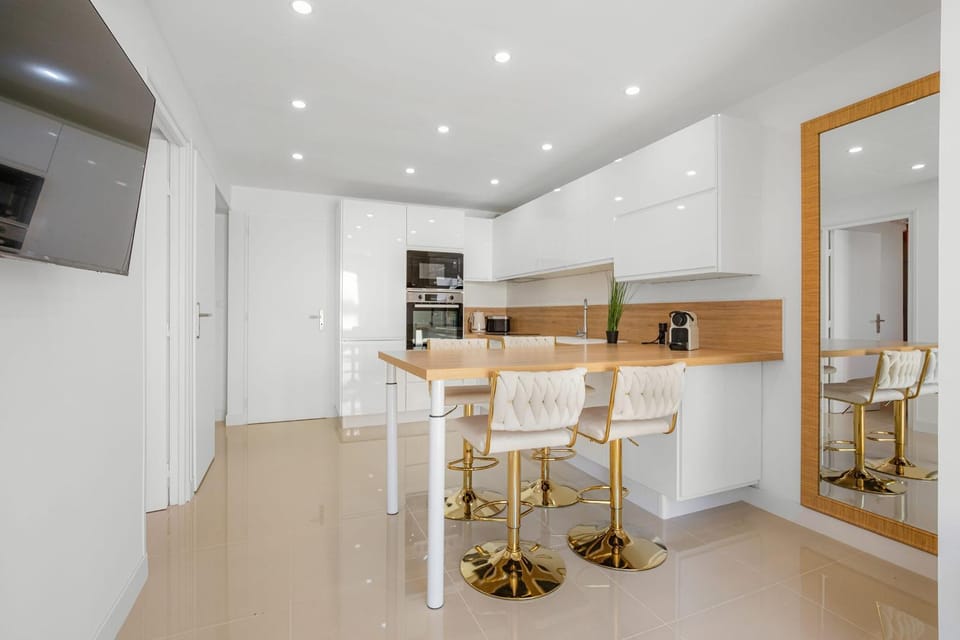 Ô Soleil Bright Apartment with Terrace and Private Parking House in Agde