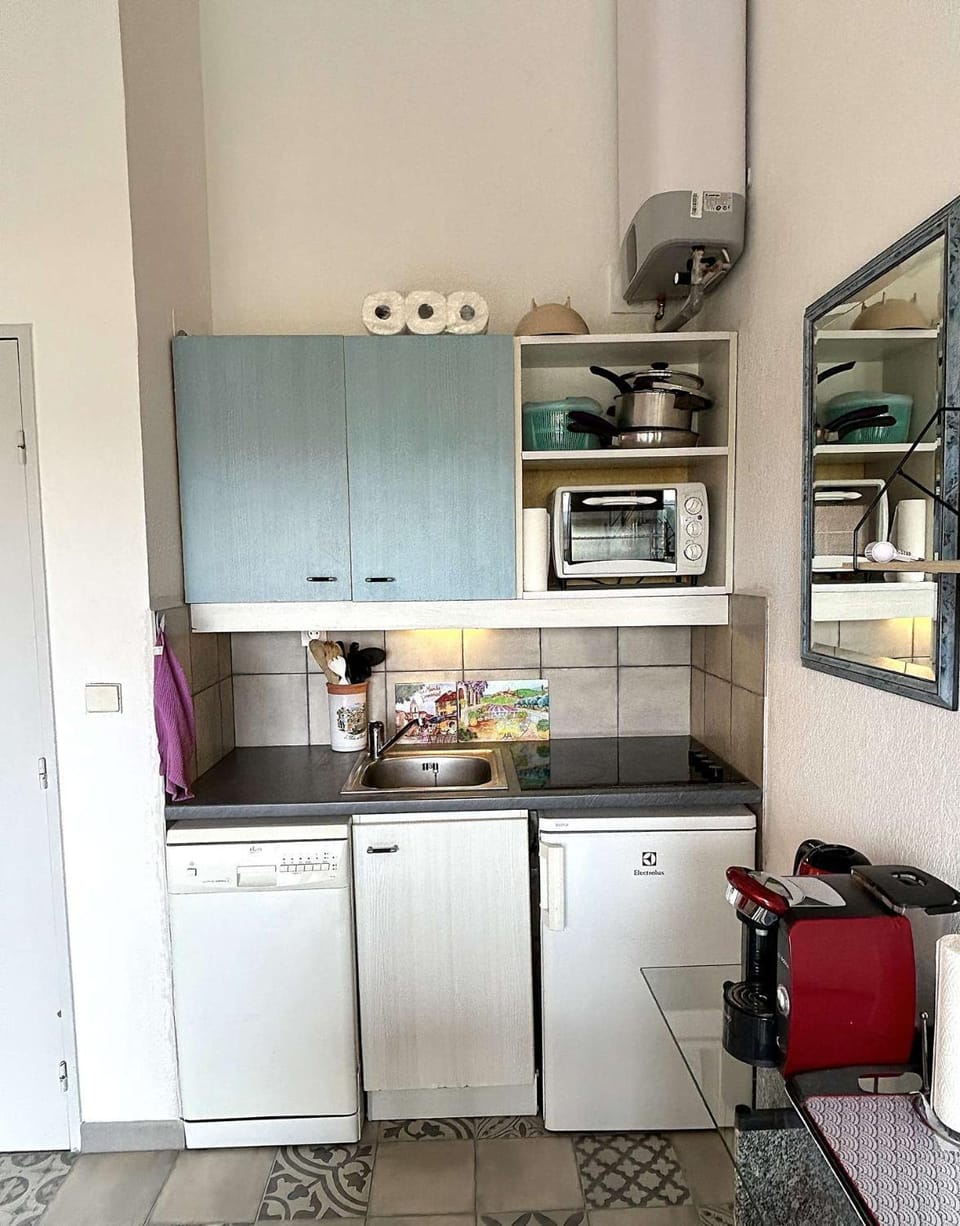 Kitchen or kitchenette, dishwasher, pet friendly, stove, toaster