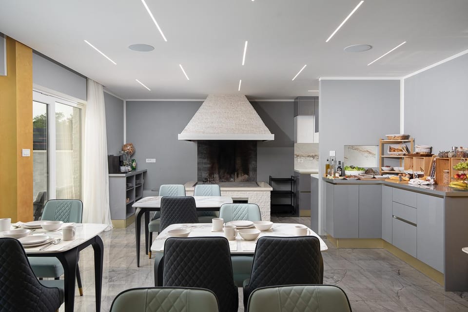 Restaurant/places to eat, Coffee/tea facilities, Kitchen or kitchenette, Living room, Food and drinks, Seating area, Dining area, Food, Breakfast