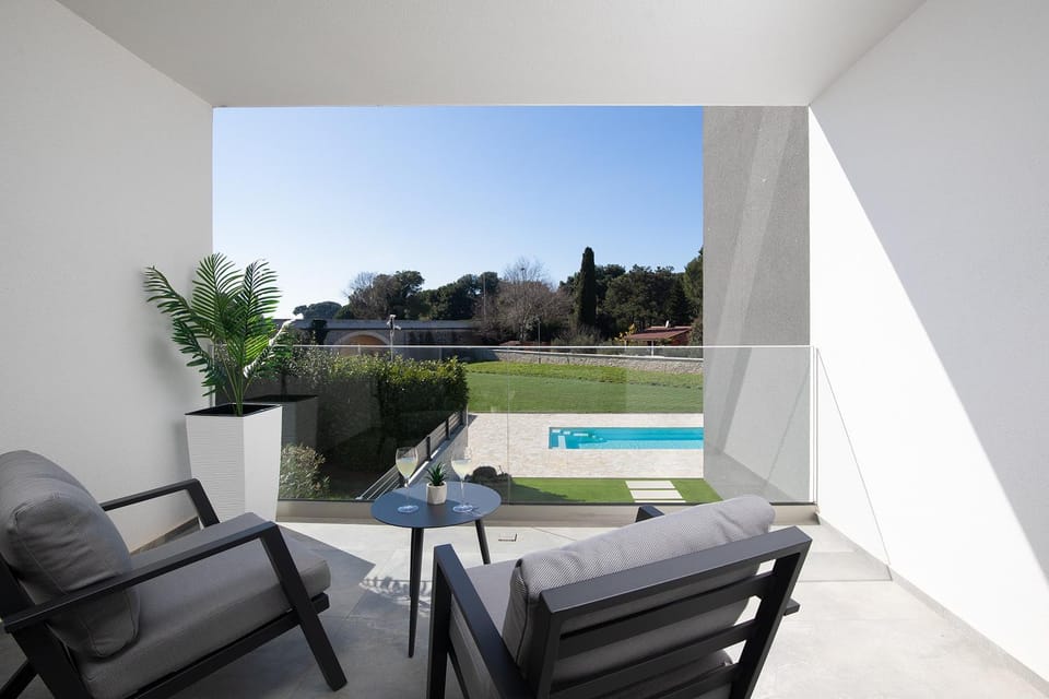 Patio, Day, Seating area, Swimming pool