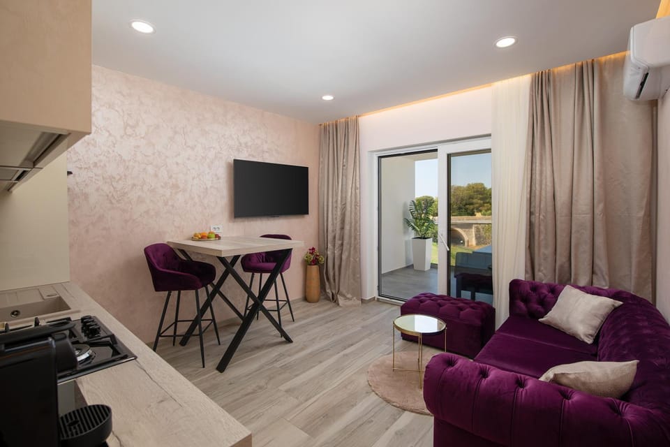 Communal lounge/ TV room, TV and multimedia, Living room, Seating area