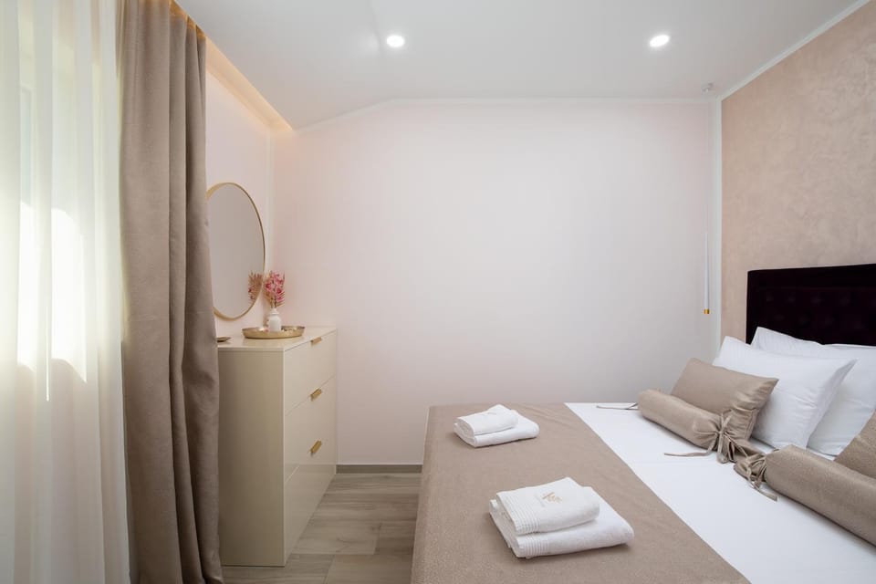 Bed, Bedroom, towels