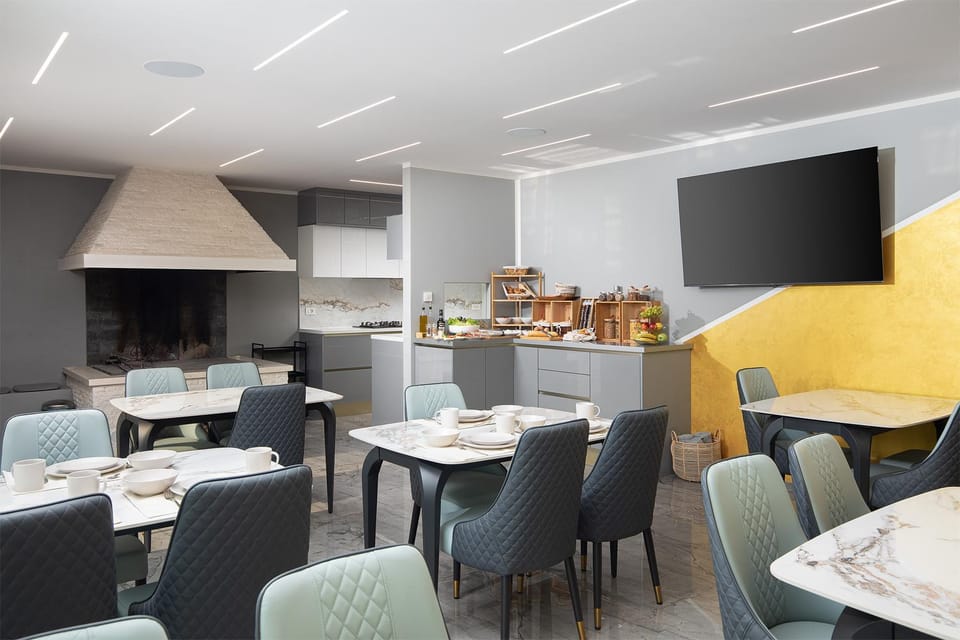 Restaurant/places to eat, Restaurant/places to eat, Kitchen or kitchenette, Food and drinks, Banquet/Function facilities, Seating area, Food, Breakfast