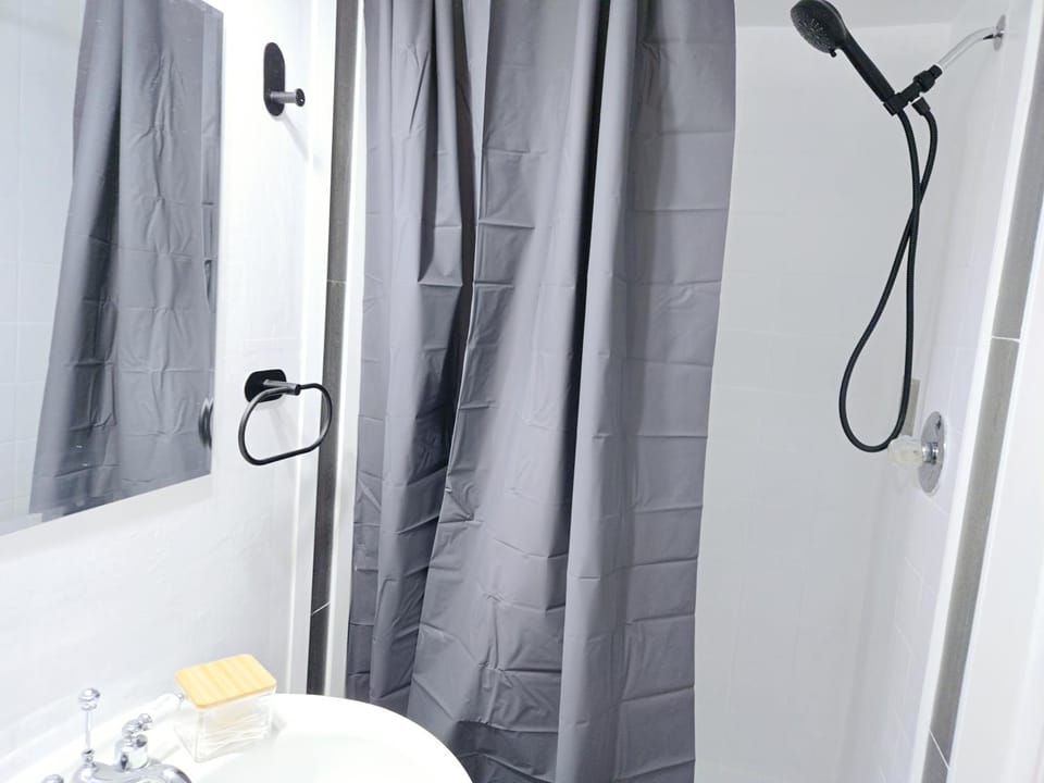 Charming Beautiful Private Room With Private Bath and Parking! Near Metrotown Vacation rental in Burnaby