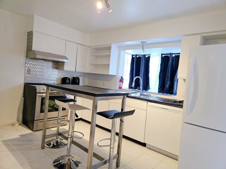 Charming Beautiful Private Room With Private Bath and Parking! Near Metrotown Vacation rental in Burnaby