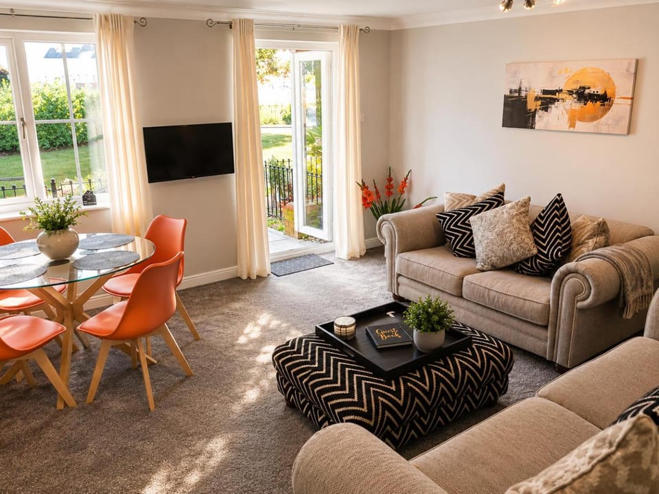 Lounge or bar, Dining area