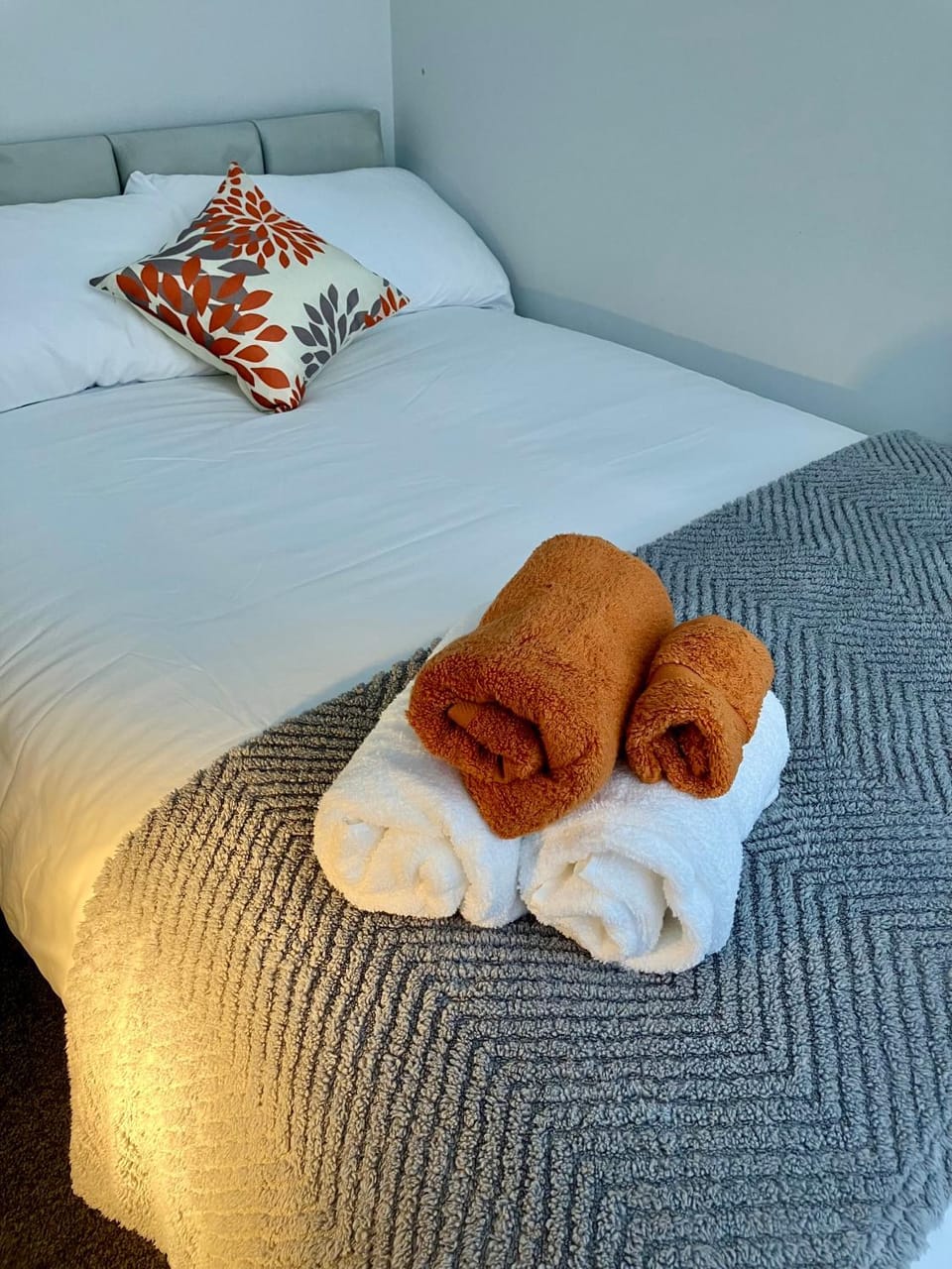 Bed, Bedroom, towels