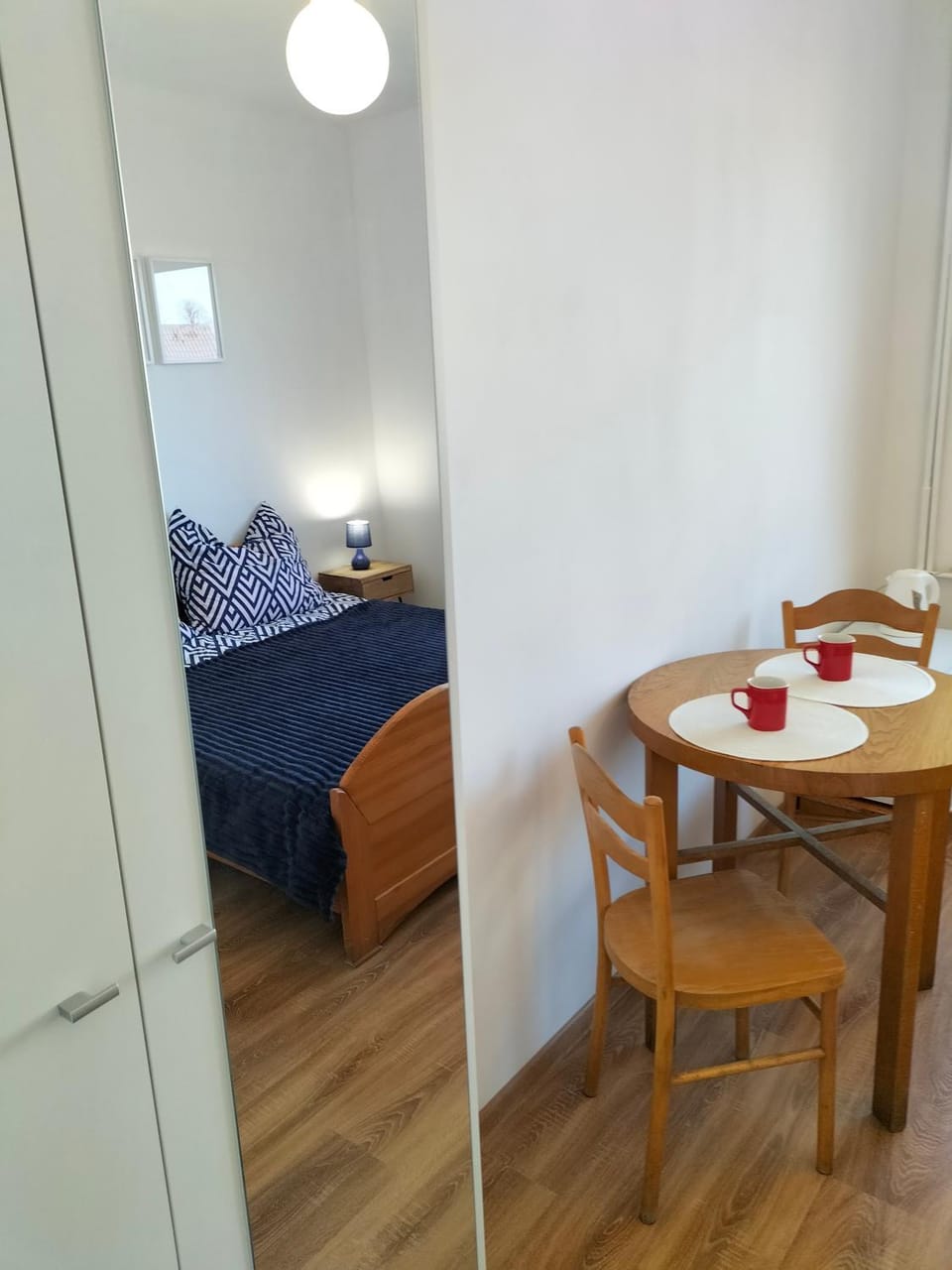 Bed, Photo of the whole room, Seating area, Dining area, Bedroom