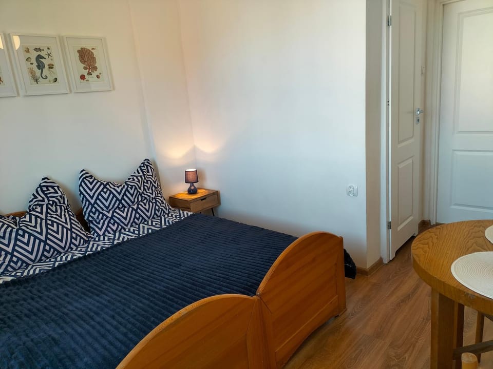 Bed, Photo of the whole room, Dining area