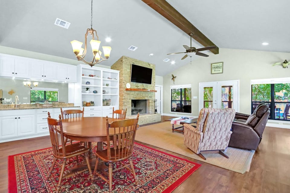 Beautiful Lakefront Cabin - Something For Everyone Cabin in New Braunfels