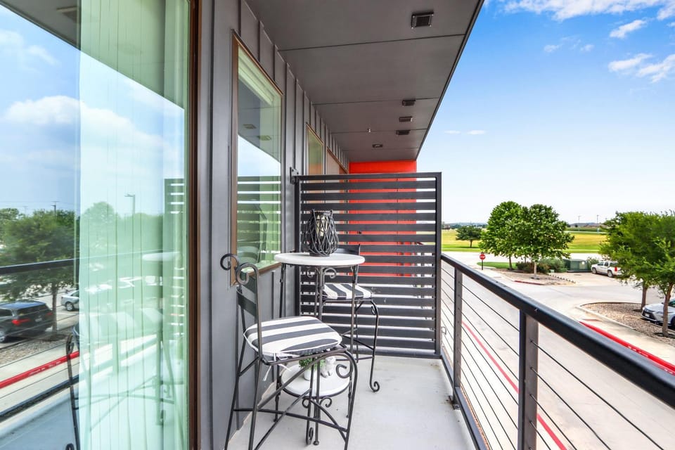 Chic Condo Minutes to Downtown Gruene & More House in New Braunfels