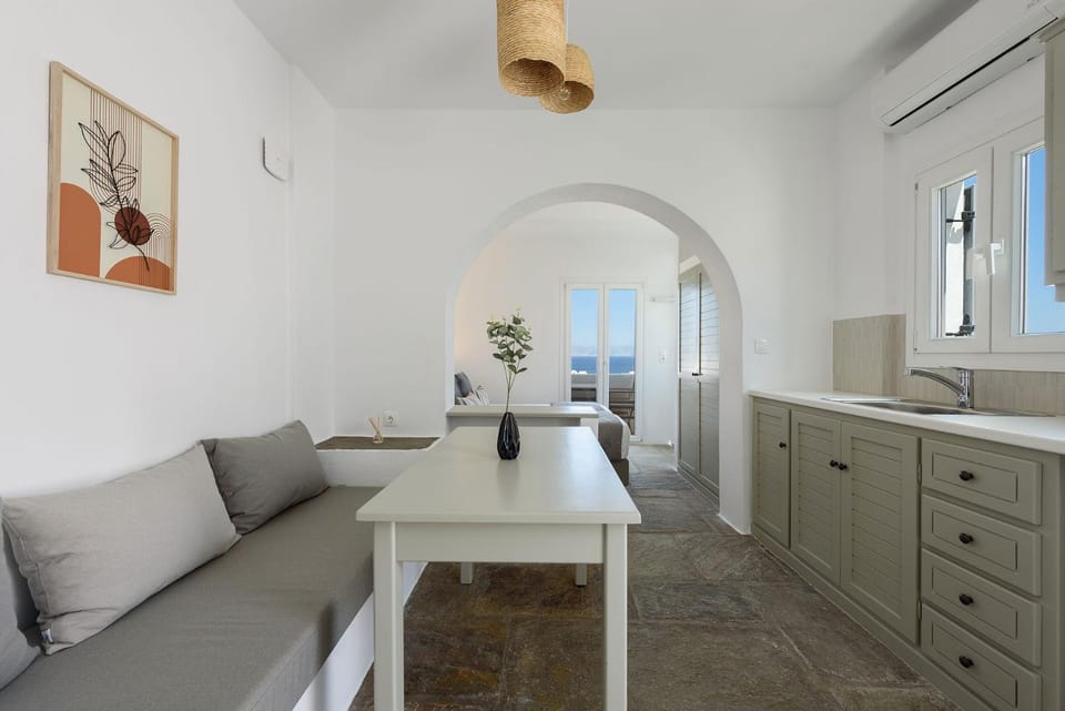 Kitchen or kitchenette, Seating area, Dining area