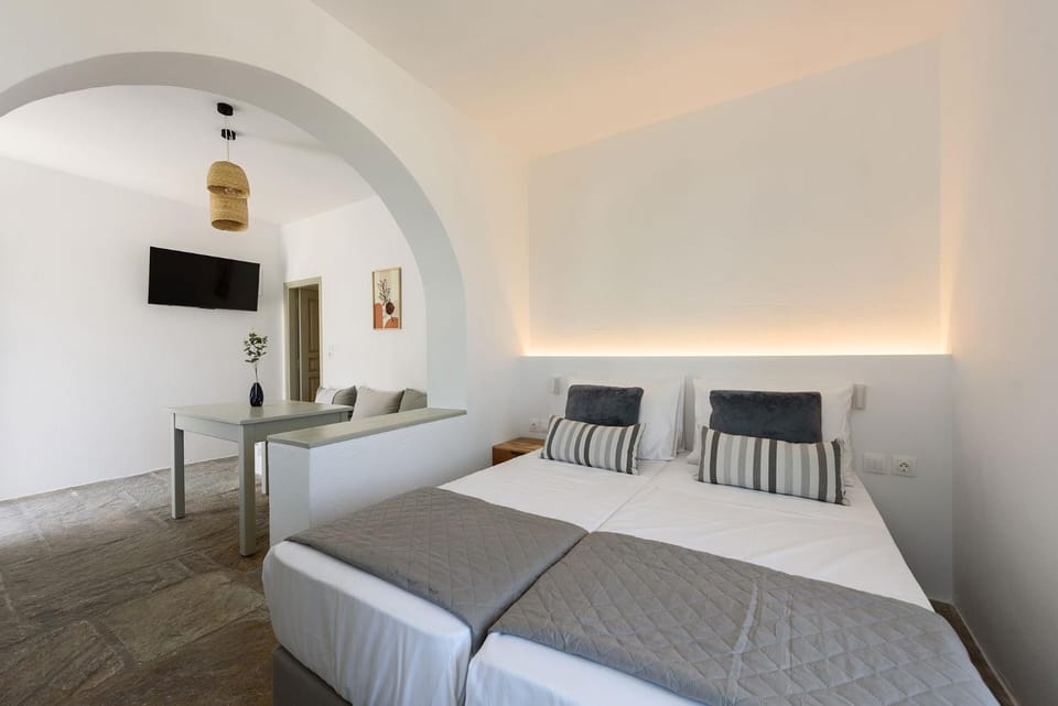 Bed, TV and multimedia, Bedroom