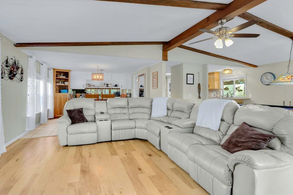 Beautiful and Relaxing Lakefront Getaway House in New Braunfels