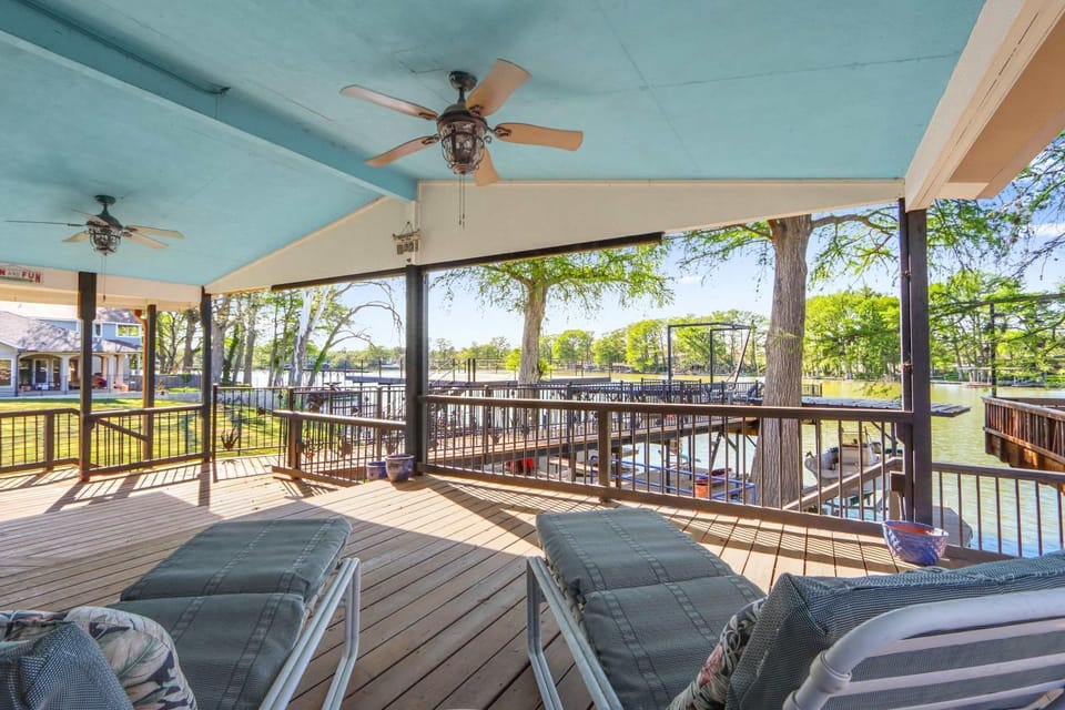 Amazing Lakefront Escape - A Stunner For Sleeps 14 House in New Braunfels