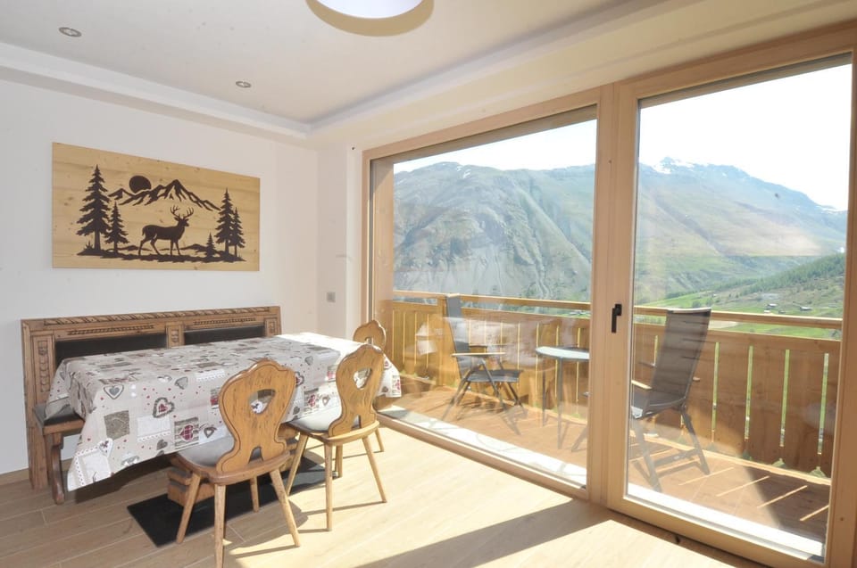Balcony/Terrace, Dining area, Mountain view
