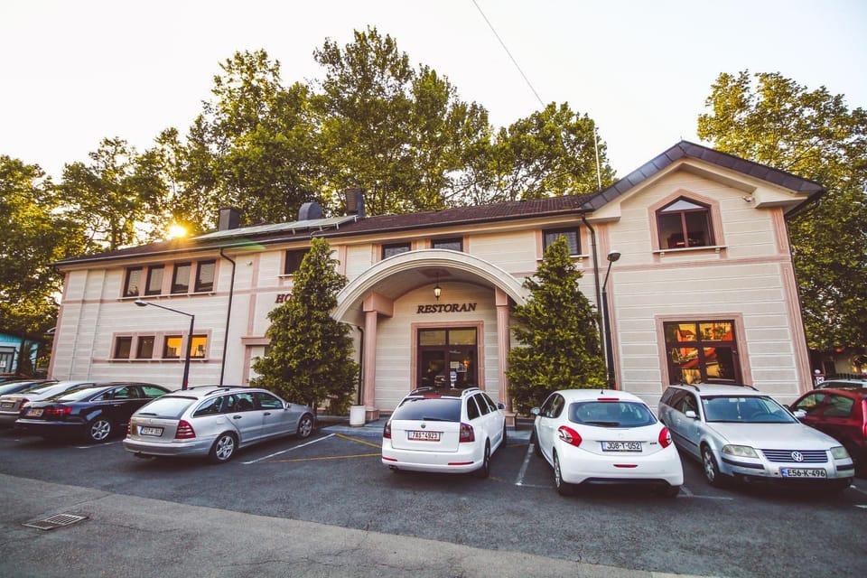 Property building, Restaurant/places to eat