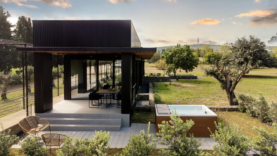Property building, Patio, Day, Natural landscape, Garden, Hot Tub, View (from property/room), Balcony/Terrace, Dining area, Garden view