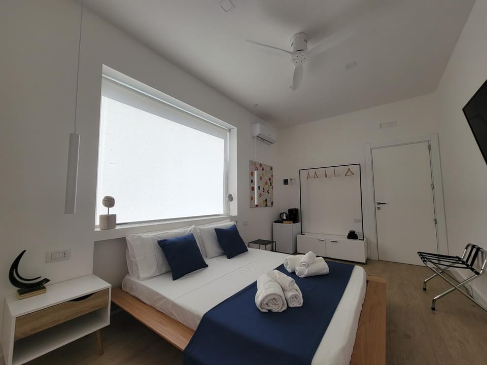 Bed, TV and multimedia, Photo of the whole room, Bedroom, towels, air conditioner