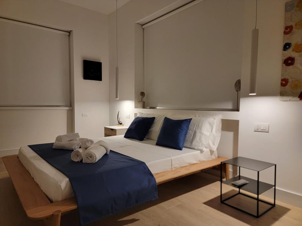 Bed, Photo of the whole room, Bedroom, hair dryier, towels