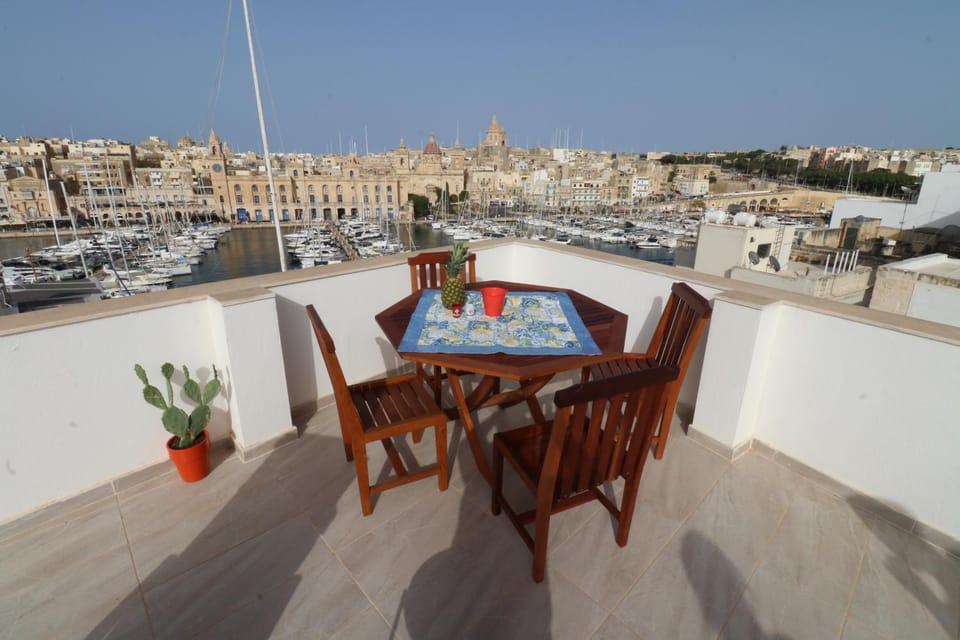 Natural landscape, Balcony/Terrace, Seating area, City view