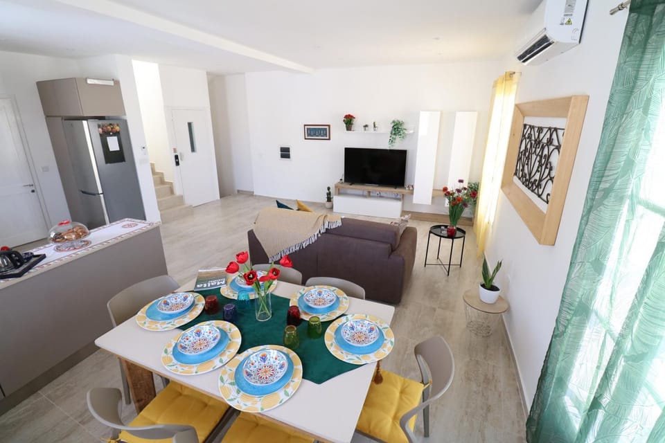 TV and multimedia, Living room, Dining area