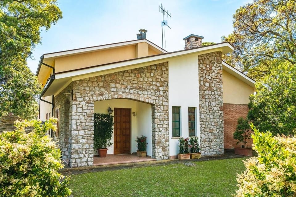 Villa Capinera, intera casa con parco privato Villa in Punta Ala