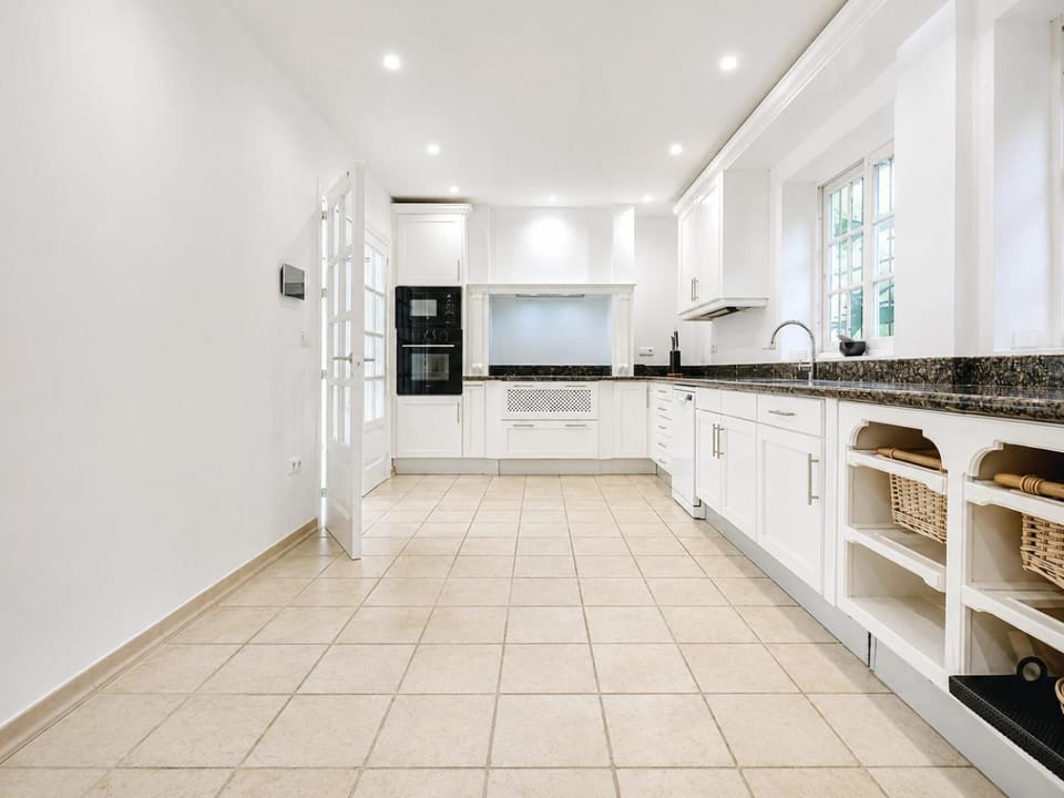 Stunning 5 Bedroom Villa in Puerto Banus with Pool Villa in Marbella
